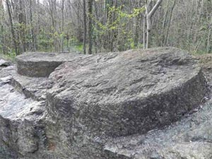 Ruote forate in lavorazione presenti nel sito Megalitico
