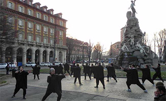 Dimostrazione di Kemò-vad in piazza Statuto a Torino